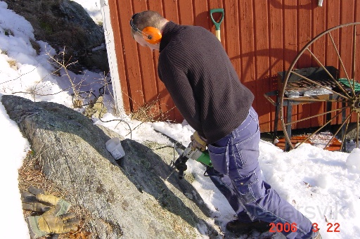 Tommy borrar i berg.JPG - Lilla borren, borra massa hål för att....